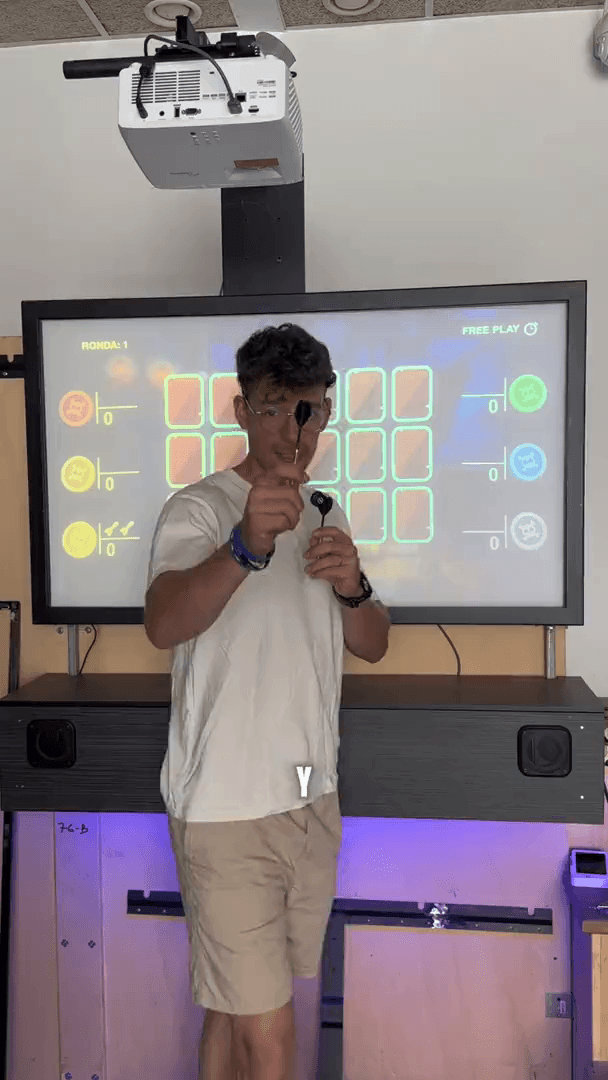 Presentación en vídeo: delante de la máquina, con los dardos en la mano, contamos qué es Wild Darts